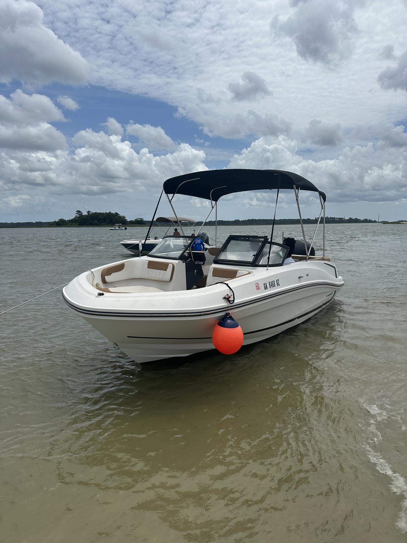 Fun bayliner boat easy to drive. Vr5
